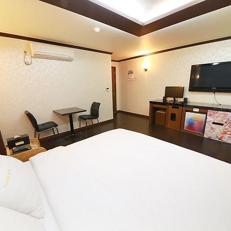 Hotel Diamond Suwon Bagian luar foto