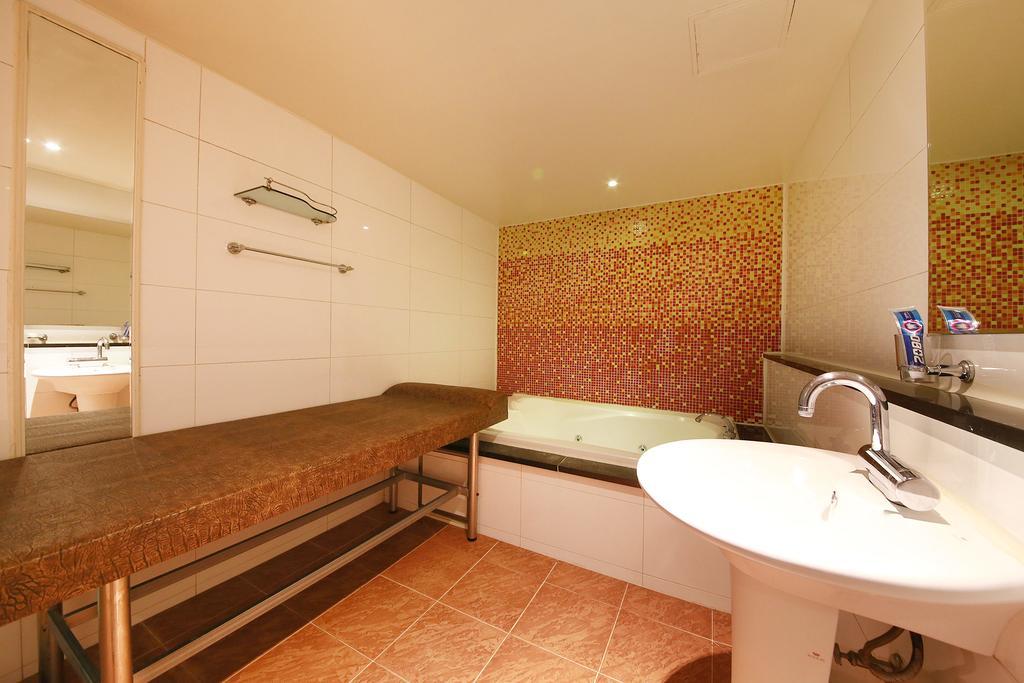 Hotel Diamond Suwon Bagian luar foto