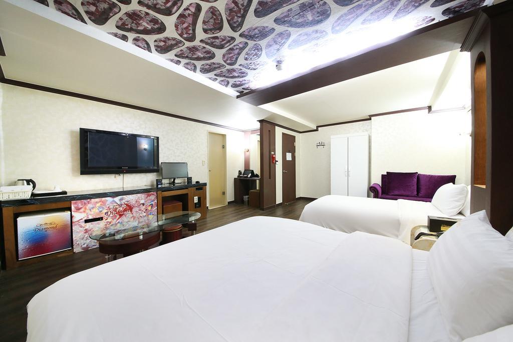 Hotel Diamond Suwon Bagian luar foto