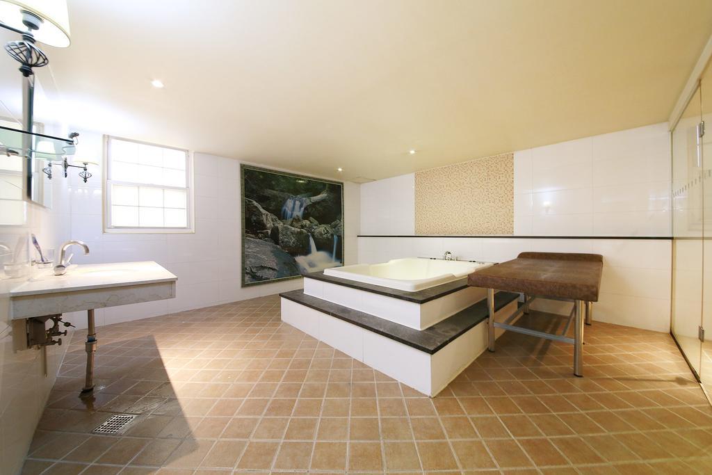 Hotel Diamond Suwon Bagian luar foto