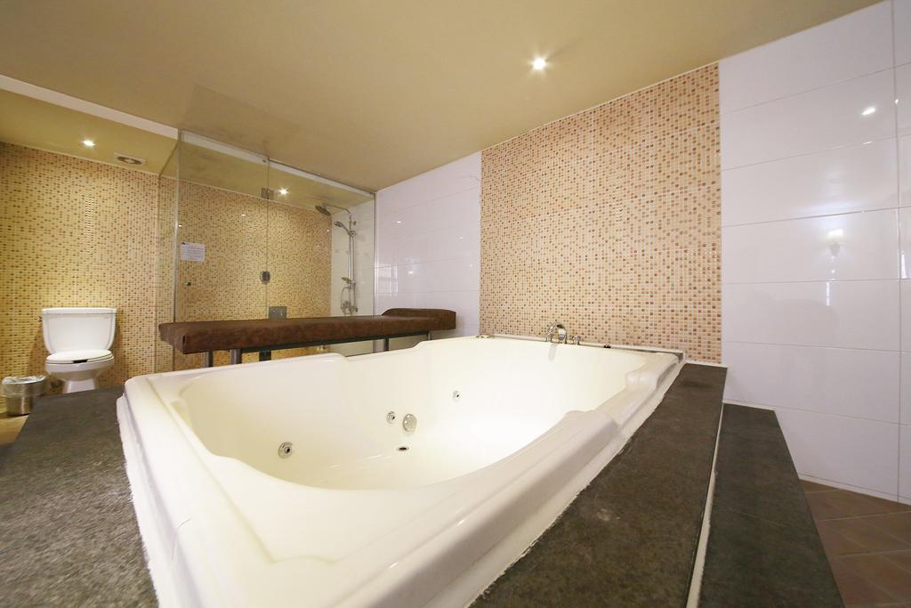 Hotel Diamond Suwon Bagian luar foto