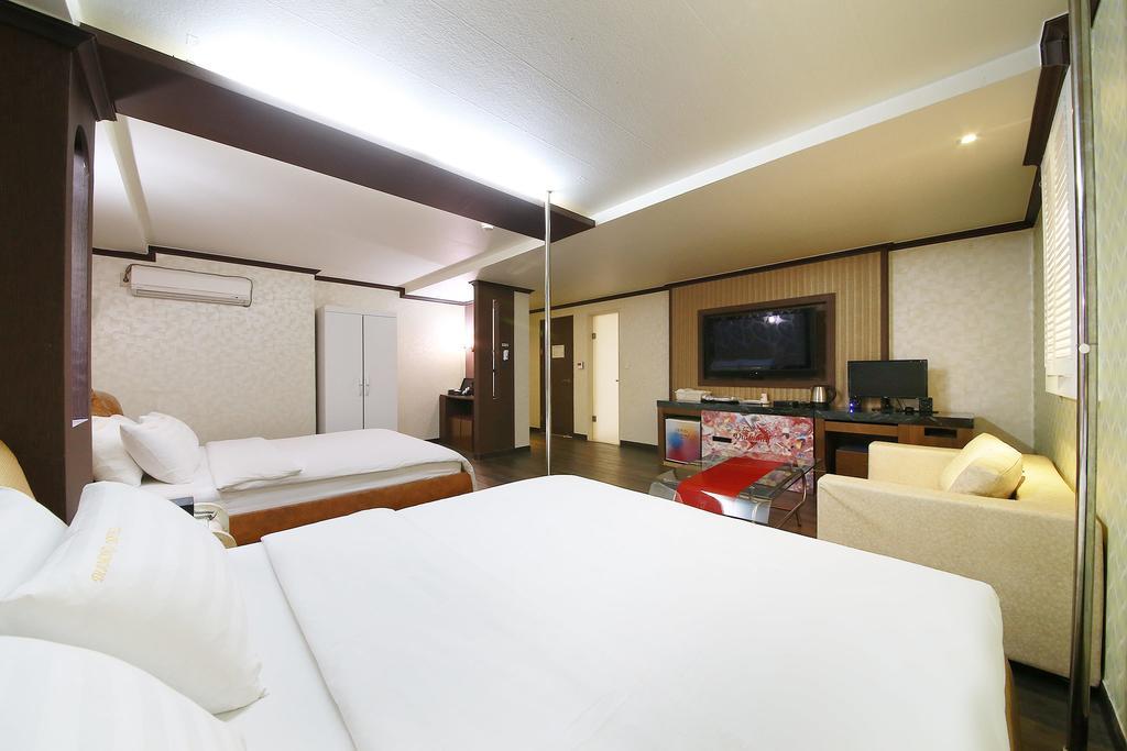 Hotel Diamond Suwon Bagian luar foto