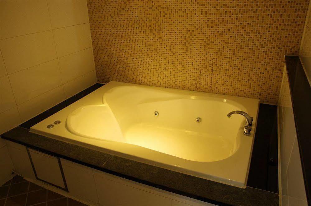Hotel Diamond Suwon Bagian luar foto