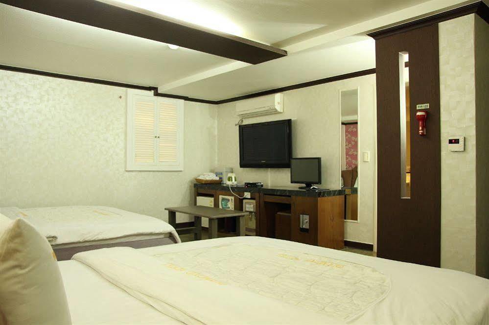 Hotel Diamond Suwon Bagian luar foto